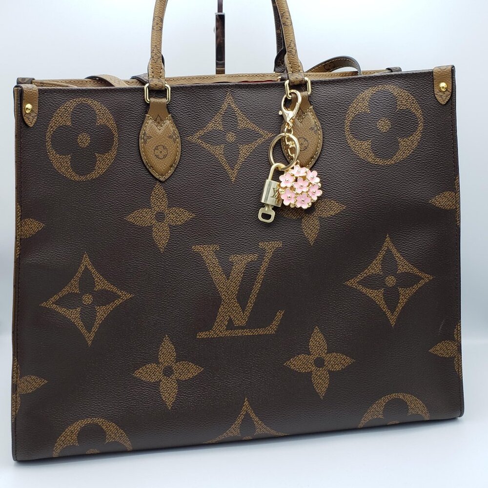 LV Authentic Gold Lock & Key 🔑 Luxury Bag Charm w/ Unbranded Flower Keychain - Picture 3 of 11